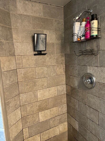 Building Photo - 634 NE 28th Ave