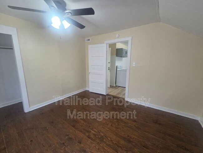Building Photo - 3115 S Forest Ave