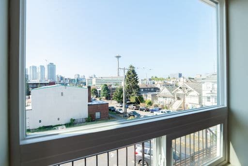 Building Photo - Bright 2 bedroom 1 bathroom Queen Anne Apartment with skyline views