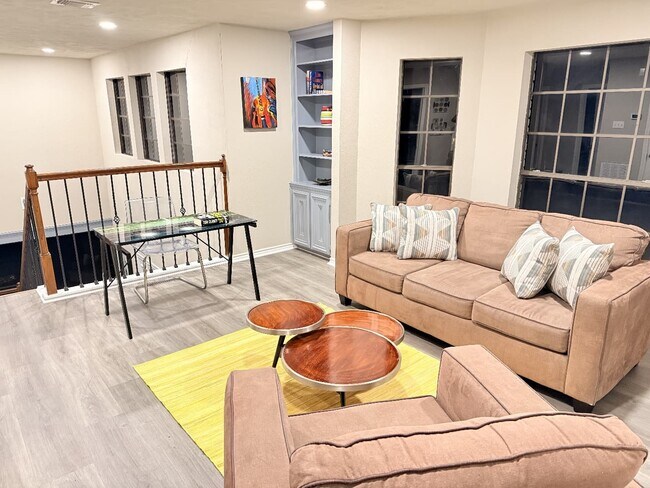 Building Photo - 1711 Surrey Ct