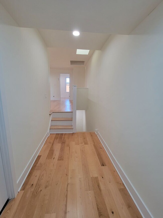 Building Photo - Beautiful fully renovated  2 bedroom available in Fairmount area!