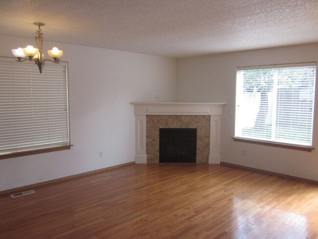 Building Photo - Spacious 4 bedroom row house in convenient...