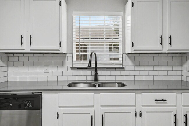Building Photo - 537 SW 45th St