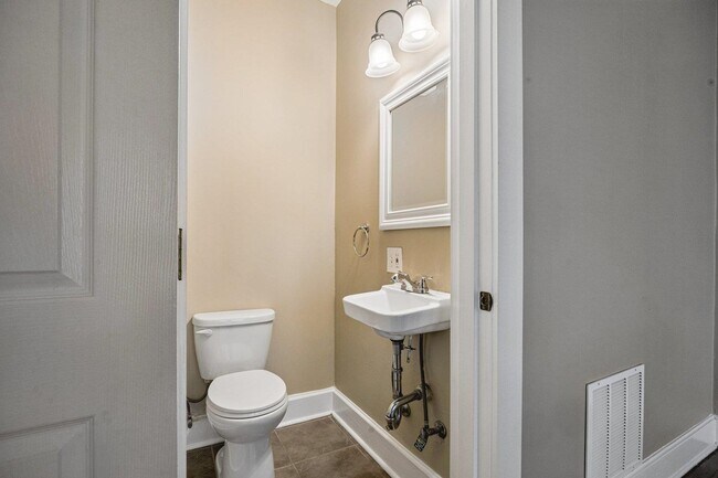 Building Photo - 230 Garland St