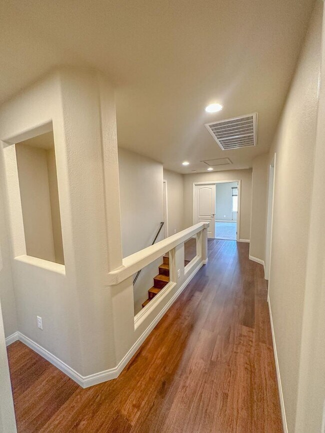 Building Photo - LUXURIOUS SPACIOUS HOME WITH MODERN UPGRAD...