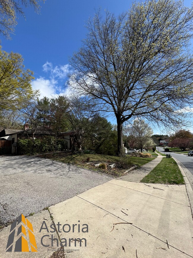 Building Photo - Spacious 5 Bedroom 3 Bath + Den Single Family Detached Home