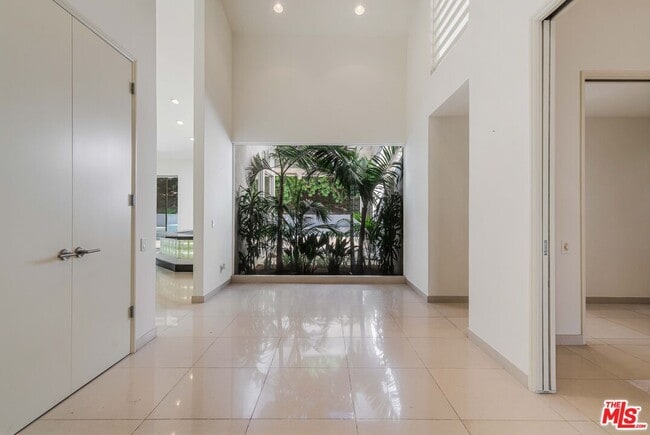 Building Photo - 811 N Hillcrest Rd