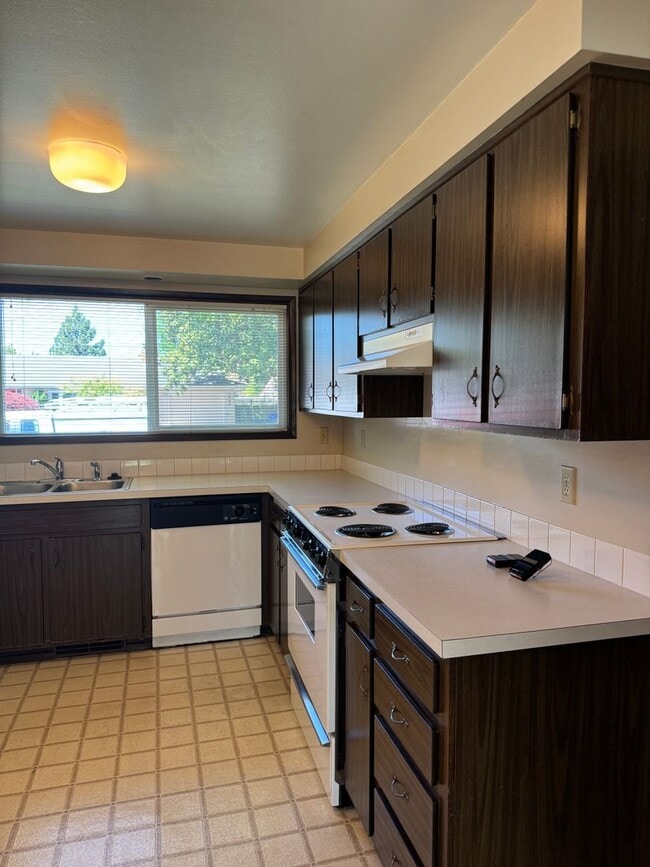 Building Photo - 3 bedroom 2.5 bathroom duplex off Coburg Rd.