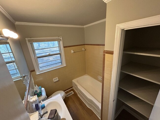 Building Photo - Charming 3BR brick home with Bonus Den