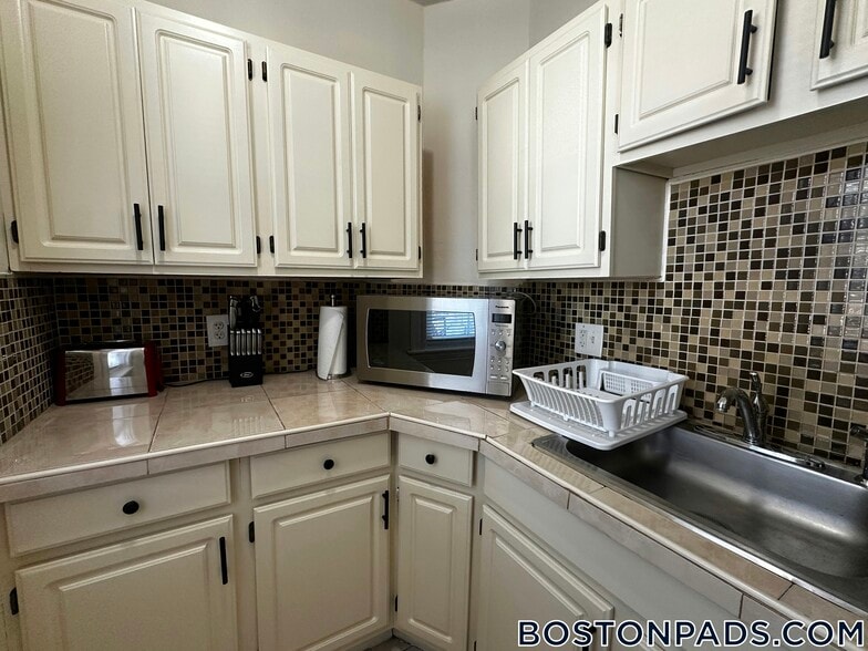 Building Photo - 32 Kingsdale St