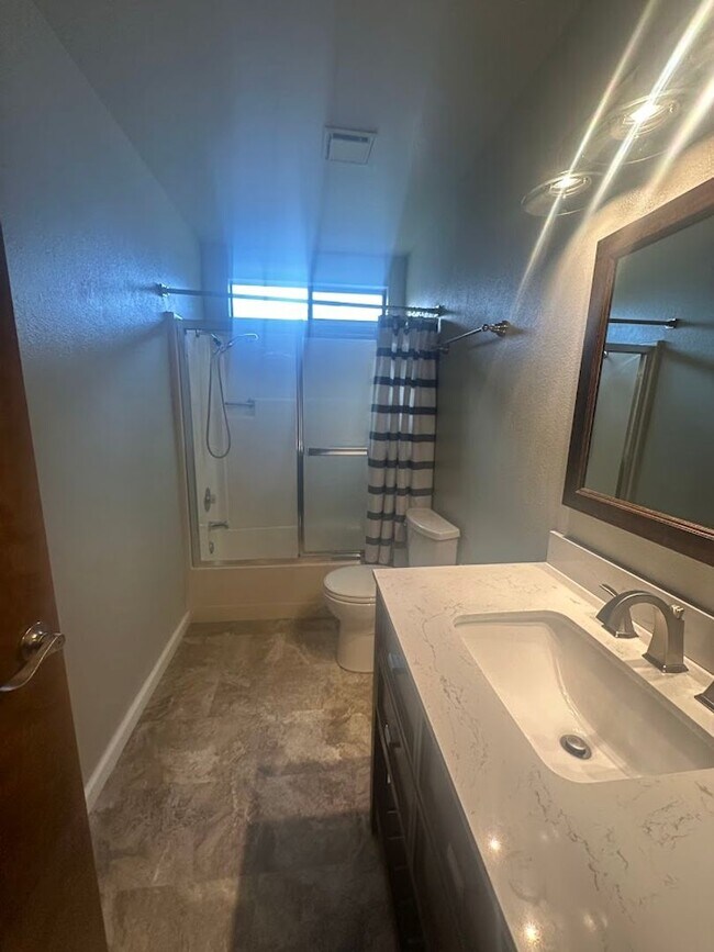 Building Photo - Nice well cared for home in desirable Edge...