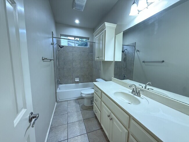 Building Photo - 4-bedroom property in a fantastic North Edmond
