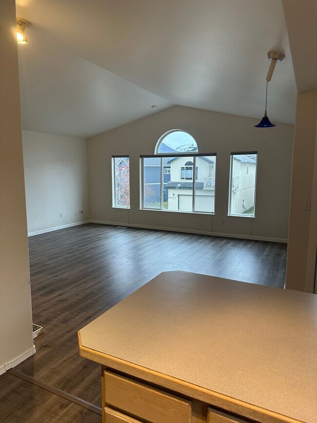 Building Photo - 4018 Sycamore Loop
