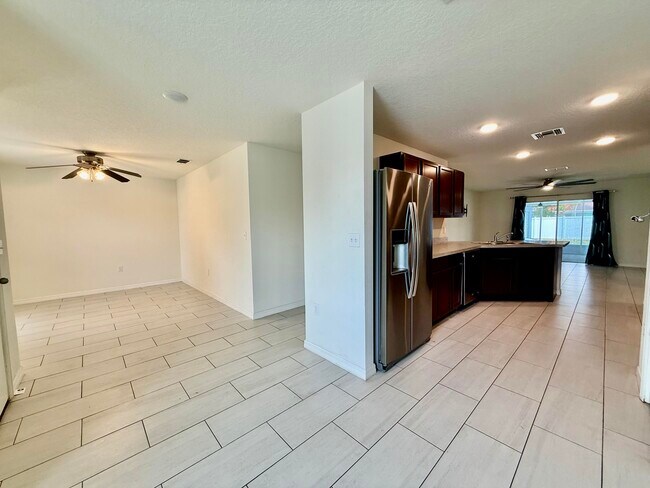 Building Photo - 949 SW Fisherman Ave