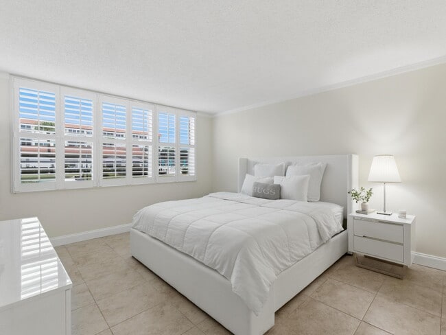 Building Photo - 911 Gardenia Dr