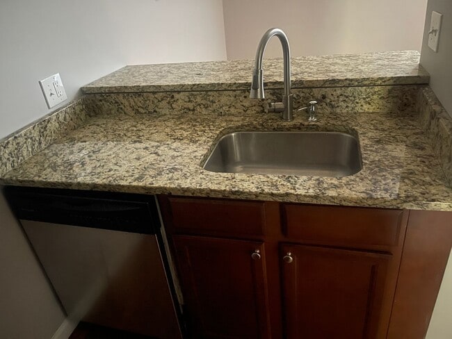 Building Photo - AMAZING CONDO IN A GREAT LOCATION!!!