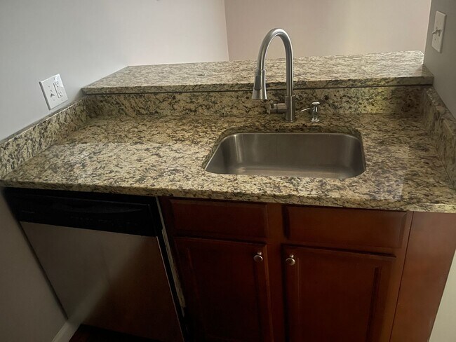 Building Photo - Corryville Condo_ Heat Paid