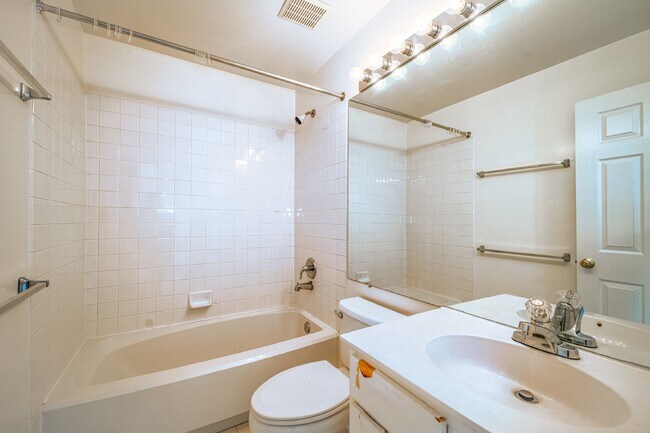 Building Photo - 2-level condo, conveniently located