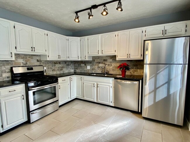 Building Photo - 3 Bed 1 bath with Huge Backyard!!