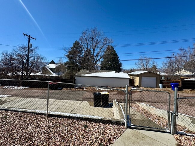 Building Photo - Updated 3 bedroom Centrally Located