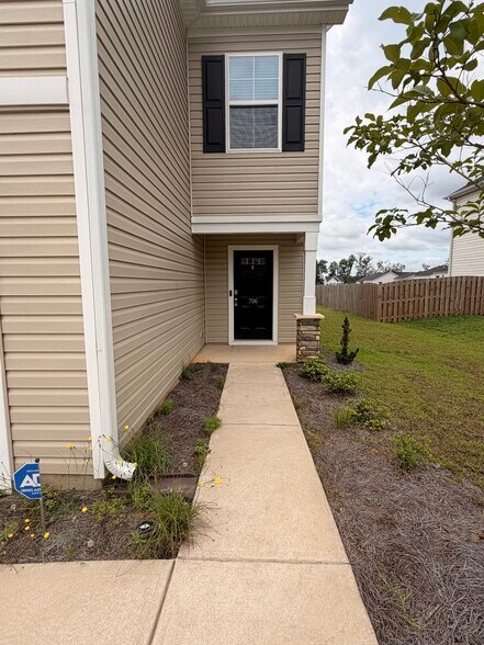 Building Photo - 706 Common Widgeon Way