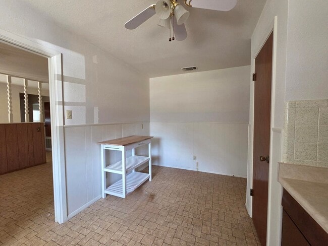 Building Photo - 704 Arrow Ln