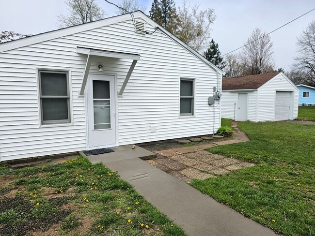 Building Photo - 2 bed 1 bath single family home in Wiscons...