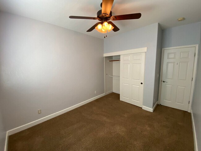 Building Photo - NW Visalia Home Rent Ready! !