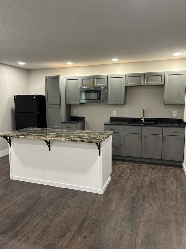 Building Photo - COMING SOON! Stunning 1BR/1BA House on Qui...