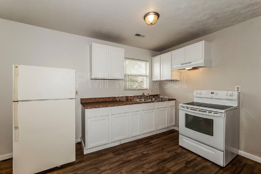 Building Photo - 3014 W 10th St