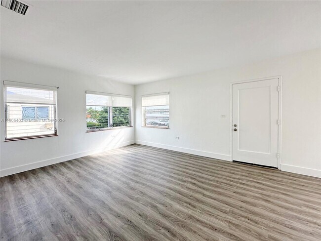 Building Photo - 1920 Biarritz Dr