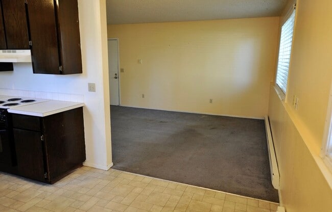 Building Photo - Downstairs unit 2 bed 1 bath