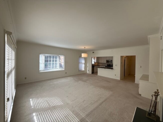 Building Photo - King John Condos