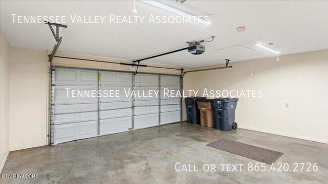 Building Photo - 805 Cedar Ln
