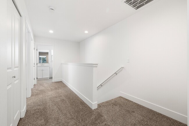 Building Photo - 1141 UnderwoodUnit 110