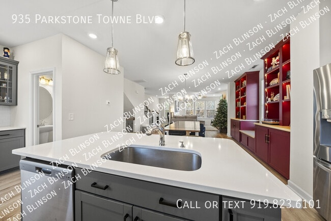 Building Photo - 935 Parkstone Towne Blvd