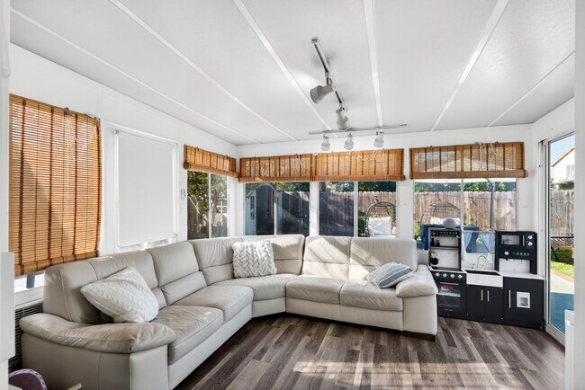 Building Photo - 6257 Bluebell Ave