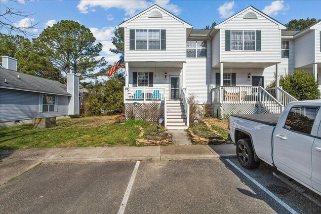 Building Photo - ATTRACTIVE AND BRIGHT LUXURY TOWNHOME IN W...