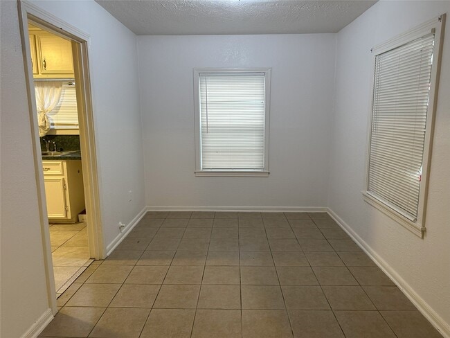 Building Photo - 1420 Harrop Ave