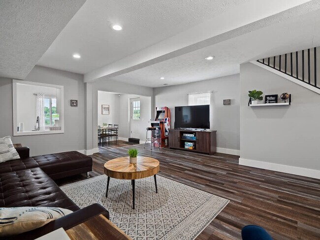 Building Photo - 829 Portage Lakes Drive