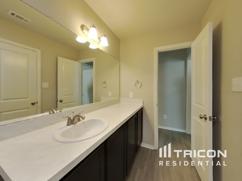 Building Photo - 421 Moonvine Way