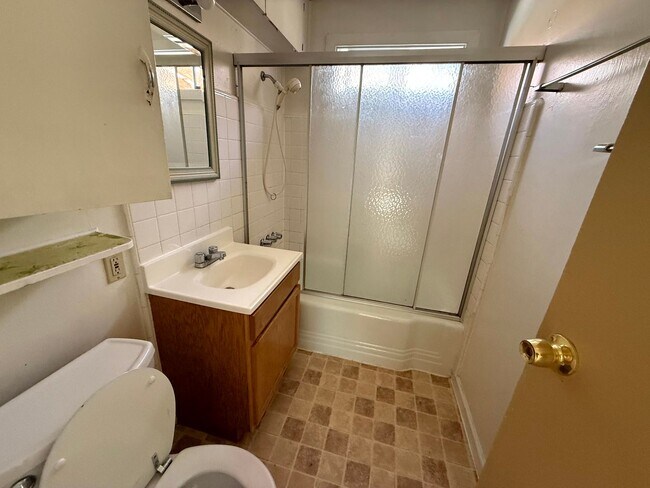 Building Photo - 3 Bedroom Duplex Close to U of O Campus