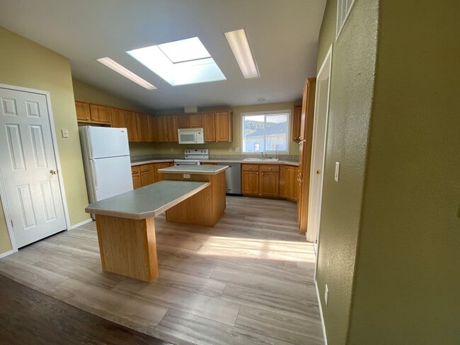 Building Photo - 3 Bedroom 2 bath Home in White Salmon