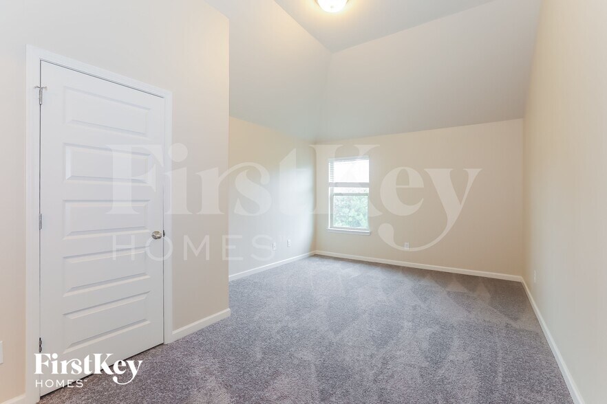 Building Photo - 1328 Wild Rose Dr SE