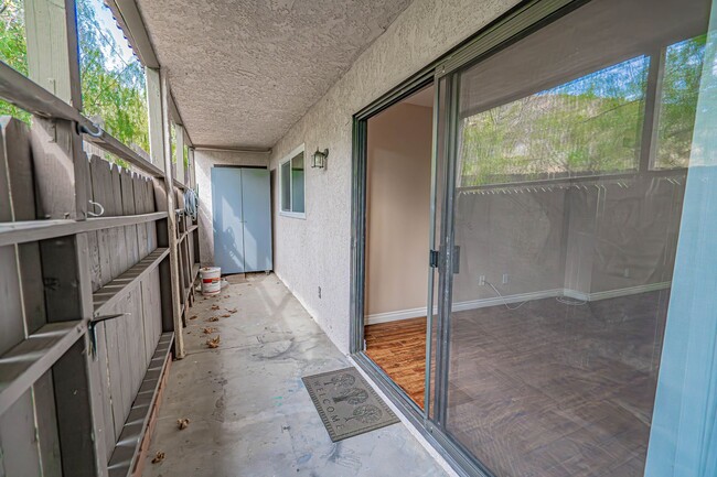 Building Photo - Cozy 2-Bedroom Condo in Canyon Country!