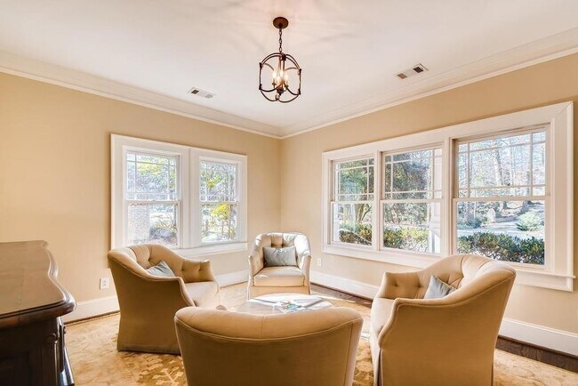Building Photo - 2105 Brookview Dr NW