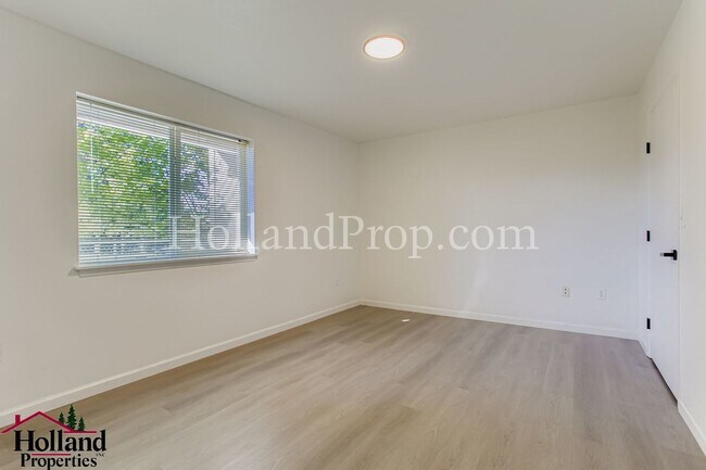 Building Photo - Fantastic 2 Bedrooms Condo in the Heart of...