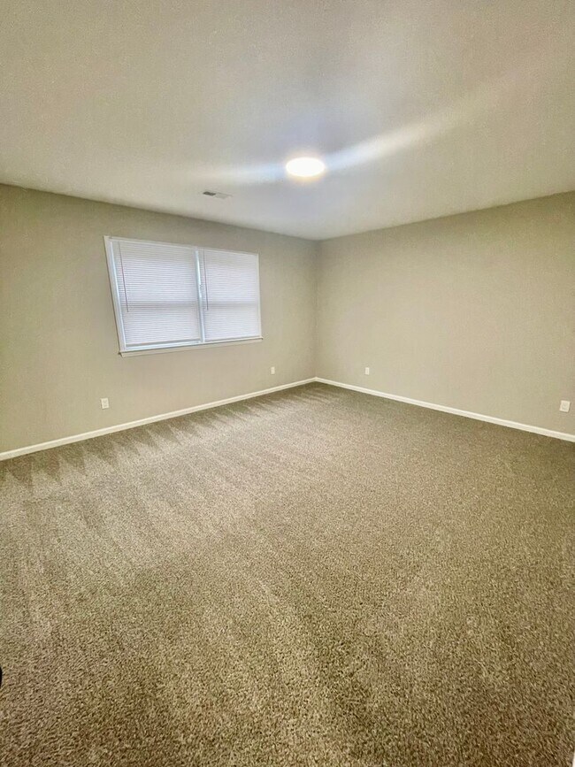 Building Photo - Discover this well-maintained 2-bedroom, 2-bath townhouse in Statesville, NC.