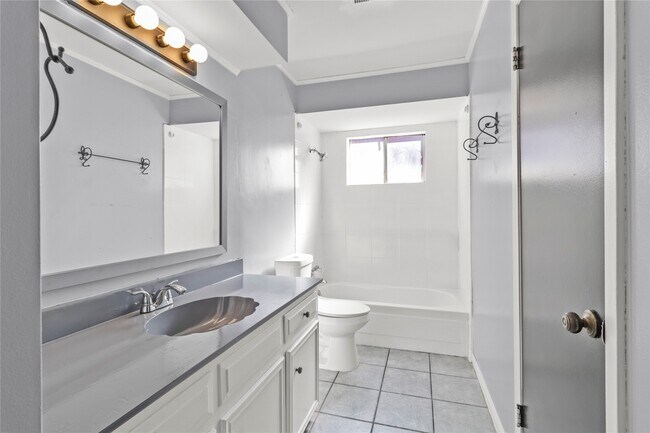 Building Photo - 2202 Colonial Ct N