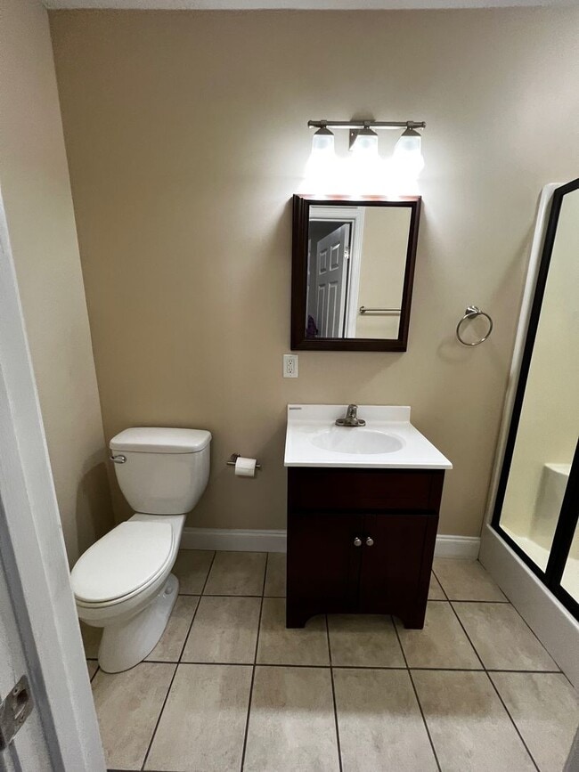 Building Photo - 2 Bedroom / 1 Bath  Johnson City, TN